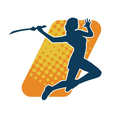 Bir kadın savaşçının silueti kılıcıyla hareket halindeyken poz veriyor. Bir kadın dövüşçünün silueti keskin bir bıçakla poz veriyor..