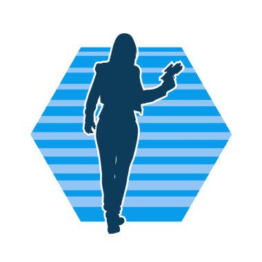 Sıska bir kadın savaşçının silueti makineli tüfekle poz veriyor.