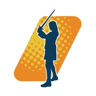 Bir kadın savaşçının silueti kılıcıyla hareket halindeyken poz veriyor. Bir kadın dövüşçünün silueti keskin bir bıçakla poz veriyor..