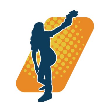 Sıska bir kadın savaşçının silueti makineli tüfekle poz veriyor.