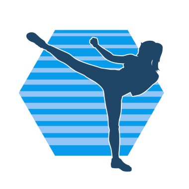 Dövüş sanatları tekmesi atan bir kadının silueti. Sportif bir kadının silueti tekme hareketi yapıyor..