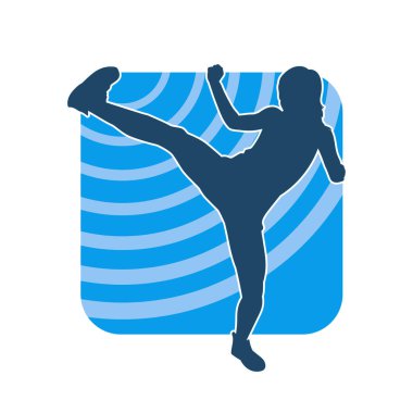 Dövüş sanatları tekmesi atan bir kadının silueti. Sportif bir kadının silueti tekme hareketi yapıyor..