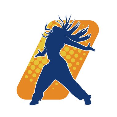 Modern dansçı pozunun silueti. Hip hop dansı yapan genç bir kızın silueti.