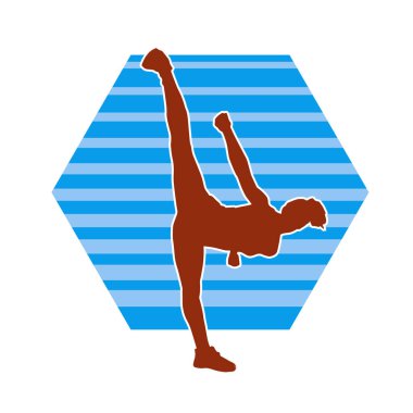 Tekmeleyen bir kadının silueti. Hareket halindeki bir kadın dövüş sanatının silüeti..