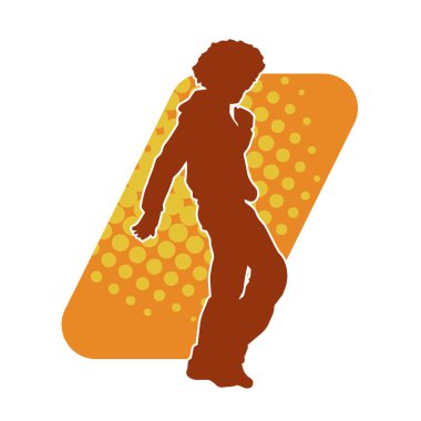 Yürüyen kapüşonlu bir erkek yaya silueti..