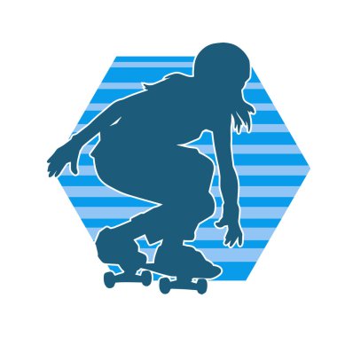 Hareket halindeki bir kadın silueti kaykay üzerinde poz veriyor. Kaykaylı şehirli bir kızın silueti..