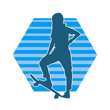 Hareket halindeki bir kadın silueti kaykay üzerinde poz veriyor. Kaykaylı şehirli bir kızın silueti..