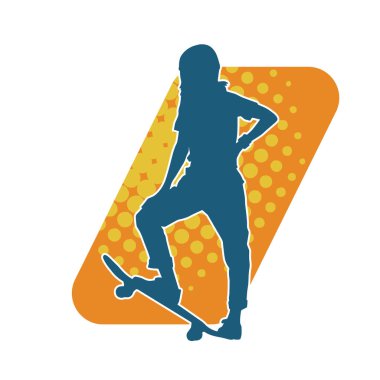 Hareket halindeki bir kadın silueti kaykay üzerinde poz veriyor. Kaykaylı şehirli bir kızın silueti..