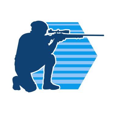 Makineli tüfek taşıyan bir erkek askerin silueti. Keskin nişancının silueti iş başında..