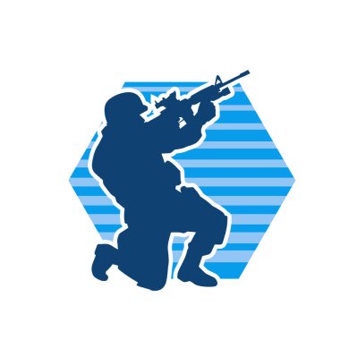 Makineli tüfek taşıyan bir erkek askerin silueti. Keskin nişancının silueti iş başında..