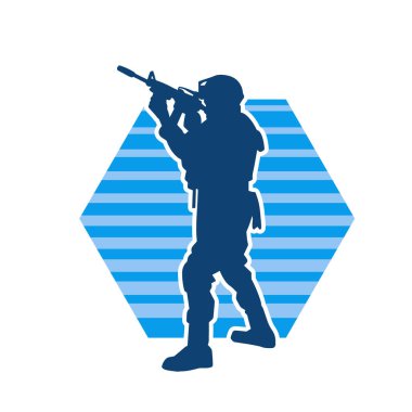 Makineli tüfek taşıyan bir erkek askerin silueti. Keskin nişancının silueti iş başında..