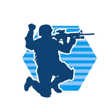Makineli tüfek taşıyan bir erkek askerin silueti. Keskin nişancının silueti iş başında..