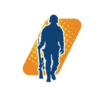 Makineli tüfek taşıyan bir erkek askerin silueti. Keskin nişancının silueti iş başında..