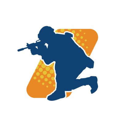 Makineli tüfek taşıyan bir erkek askerin silueti. Keskin nişancının silueti iş başında..