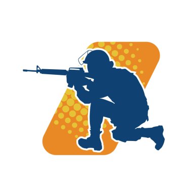 Makineli tüfek taşıyan bir erkek askerin silueti. Keskin nişancının silueti iş başında..