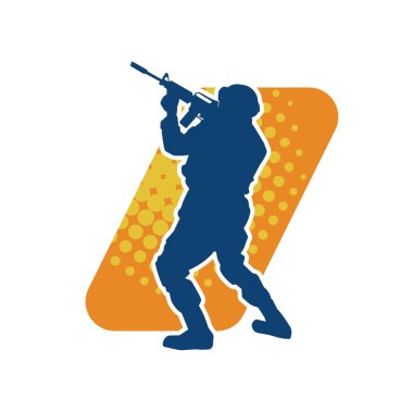 Makineli tüfek taşıyan bir erkek askerin silueti. Keskin nişancının silueti iş başında..