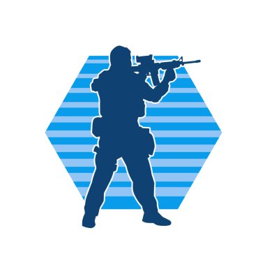 Makineli tüfek taşıyan bir erkek askerin silueti. Keskin nişancının silueti iş başında..