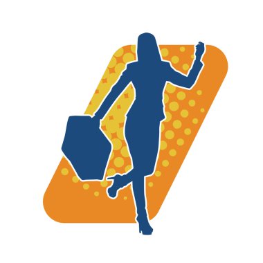 Çanta taşıyan şık bir kadının silueti. Çantasıyla poz vermiş bir iş kadınının silüeti..