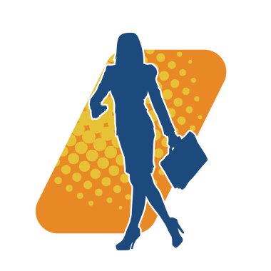 Çanta taşıyan şık bir kadının silueti. Çantasıyla poz vermiş bir iş kadınının silüeti..