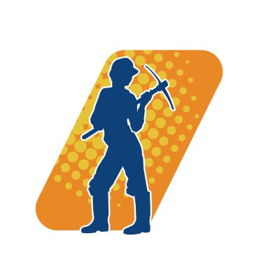 Bir inşaat işçisinin silueti kazma baltasıyla iş başında. Ağır işlerde çalışan bir madencinin silueti..