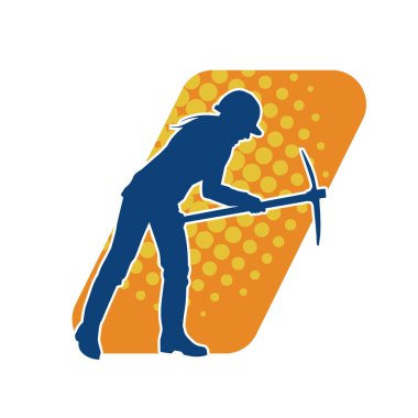 Bir inşaat işçisinin silueti kazma baltasıyla iş başında. Ağır işlerde çalışan bir madencinin silueti..