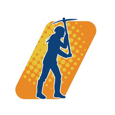 Bir inşaat işçisinin silueti kazma baltasıyla iş başında. Ağır işlerde çalışan bir madencinin silueti..