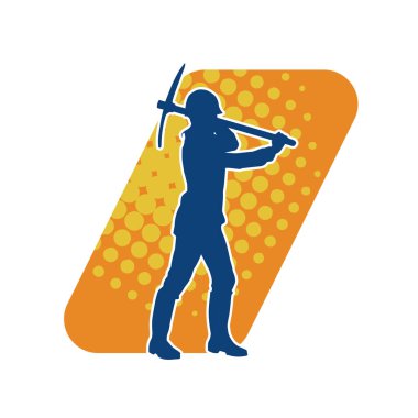 Bir inşaat işçisinin silueti kazma baltasıyla iş başında. Ağır işlerde çalışan bir madencinin silueti..