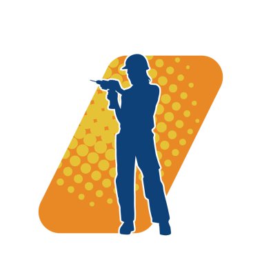 Matkap aletleri taşıyan inşaat işçisi kostümlü bir kadın silueti. İnşaat işçisi kadın silueti elektrikli matkapla poz veriyor.. 