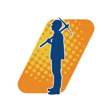 Bir inşaat işçisinin silueti kazma baltasıyla iş başında. Ağır işlerde çalışan bir madencinin silueti..