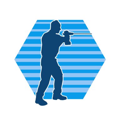 Matkap aletleri taşıyan inşaat işçisi kostümlü bir adamın silueti. İnşaat işçisi erkek silueti elektrikli matkapla hareket halinde poz veriyor. 