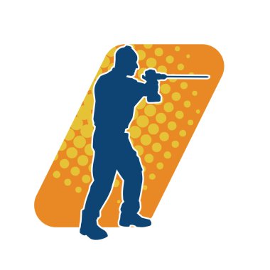 Matkap aletleri taşıyan inşaat işçisi kostümlü bir adamın silueti. İnşaat işçisi erkek silueti elektrikli matkapla hareket halinde poz veriyor. 