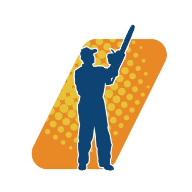 Elektrikli testereyle çalışan bir erkek işçinin silüeti. Elektrikli testere tutan bir oduncunun silüeti..