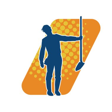 Kürek taşıyan bir işçinin silüeti. Bir işçinin hareket halindeki silueti kürek aracı kullanarak poz verir.