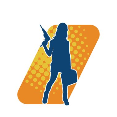 Matkap aletleri taşıyan inşaat işçisi kostümlü bir kadın silueti. İnşaat işçisi kadın silueti elektrikli matkapla poz veriyor.. 