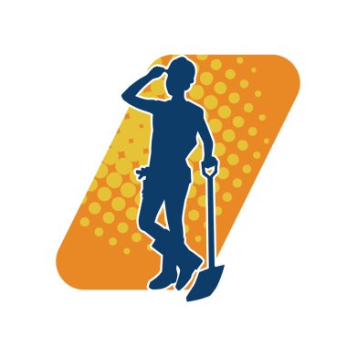 Kürek taşıyan kadın işçinin silueti. İşçi silueti hareket halinde kürek aracı kullanarak poz verir.