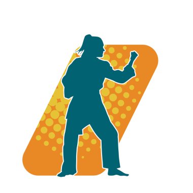 Dövüş sanatları yapan zayıf bir kadının silueti. Dövüş sanatlarında çalışan bir kadının silueti..