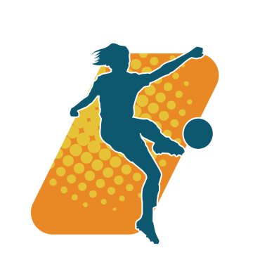 Topa vuran bayan futbolcunun silueti. Hareketli bir futbolcu kadının silueti..