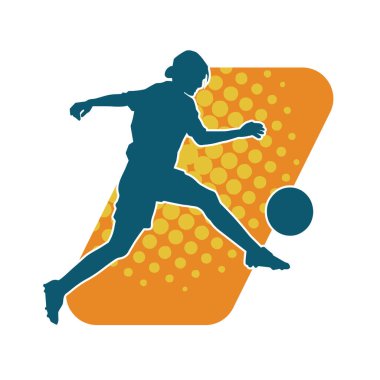 Topa vuran bayan futbolcunun silueti. Hareketli bir futbolcu kadının silueti..