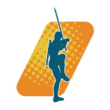 Bir erkek savaşçının silueti kılıçla poz veriyor. Kılıç taşıyan bir savaşçının silueti..