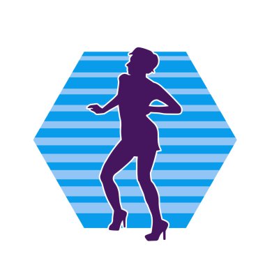 Hareketli pozlarda mini etek giyen bir kadın dansçının silueti. Zayıf bir kadının silueti mutlu bir şekilde dans ediyor..