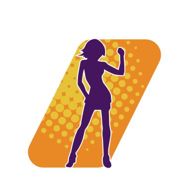 Hareketli pozlarda mini etek giyen bir kadın dansçının silueti. Zayıf bir kadının silueti mutlu bir şekilde dans ediyor..