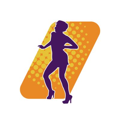 Hareketli pozlarda mini etek giyen bir kadın dansçının silueti. Zayıf bir kadının silueti mutlu bir şekilde dans ediyor..