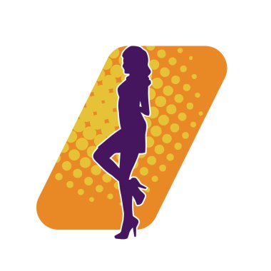 Hareketli pozlarda mini etek giyen bir kadın dansçının silueti. Zayıf bir kadının silueti mutlu bir şekilde dans ediyor..