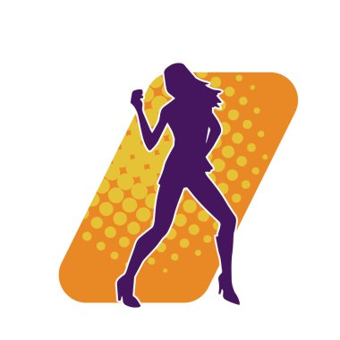 Hareketli pozlarda mini etek giyen bir kadın dansçının silueti. Zayıf bir kadının silueti mutlu bir şekilde dans ediyor..