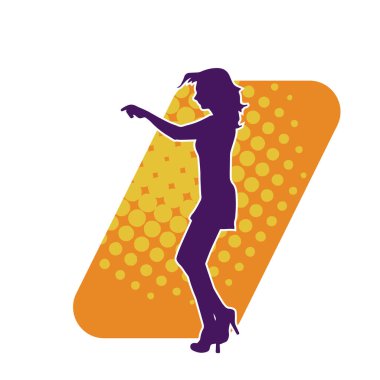 Hareketli pozlarda mini etek giyen bir kadın dansçının silueti. Zayıf bir kadının silueti mutlu bir şekilde dans ediyor..