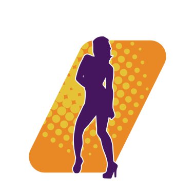 Hareketli pozlarda mini etek giyen bir kadın dansçının silueti. Zayıf bir kadının silueti mutlu bir şekilde dans ediyor..