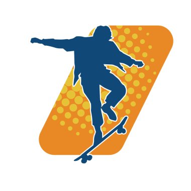 Hareket halindeki bir kadın silueti kaykay üzerinde poz veriyor. Kaykaylı şehirli bir kızın silueti..