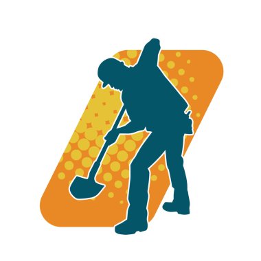 Kürek taşıyan bir işçinin silüeti. Bir işçinin hareket halindeki silueti kürek aracı kullanarak poz verir.