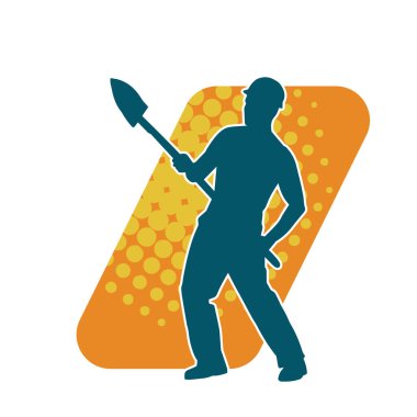 Kürek taşıyan bir işçinin silüeti. Bir işçinin hareket halindeki silueti kürek aracı kullanarak poz verir.