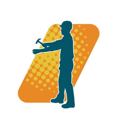 Çekiç aleti taşıyan bir işçinin silüeti. Hareket halindeki bir işçinin silueti çekiç aleti ile poz verir.